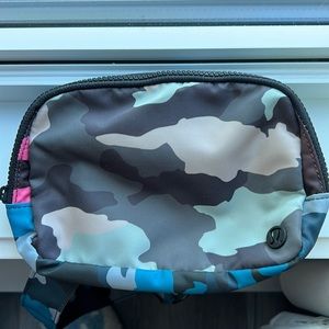 Everywhere belt bag heritage camo pink guava hawaiian blue